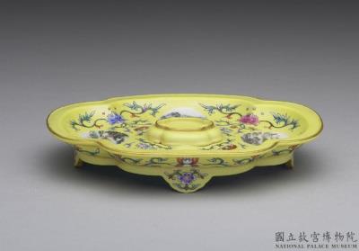 图片[2]-Begonia-shaped tray with four panels of landscape on a polychrome yellow ground in yangcai painted enamels, Qianlong reign (1736-1795), Qing dynasty-China Archive